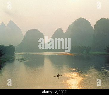 Blick auf den Li-Fluss und Karst Kalksteinhügeln in frühen Morgennebel Yangshuo nr Guilin Guangxi Provinz China Stockfoto