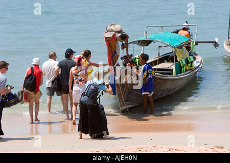 Besucher an Bord Longtailboote am Ao Nang Beach kommt man zu anderen Stränden und Resorts Thailand Stockfoto