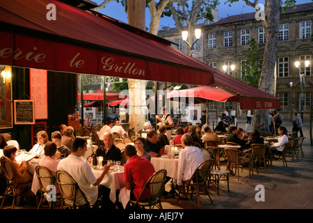 Aix-En-Provence Ansicht eines typischen kleinen Gassen in der Altstadt und ein restaurant Stockfoto