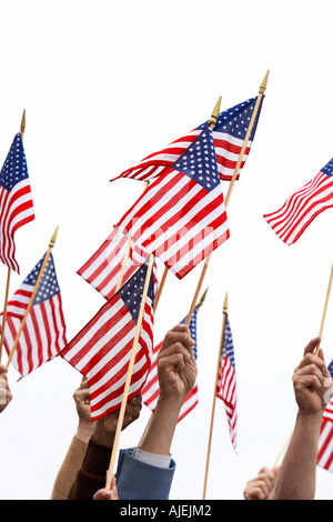 Menschen halten sich amerikanische Flaggen, Oberer Ausschnitt Stockfoto