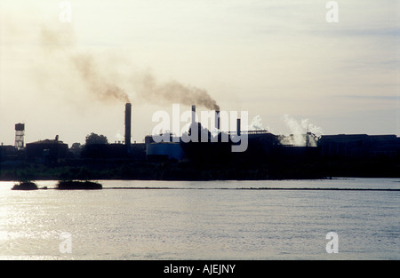Zuckerrohr-Fabrik auf dem Nil Stockfoto