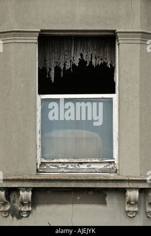 Verfallene Erker schmutzige Vorhänge Stockfoto