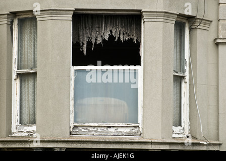 Verfallene Erker schmutzige Vorhänge Stockfoto