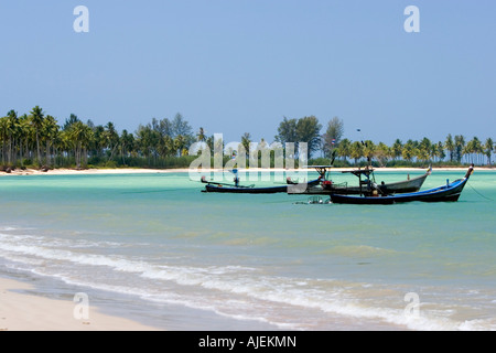 Longtail Fischerboote aus weißem Sand Ao Thong Beach-Khao Lak-Thailand Stockfoto