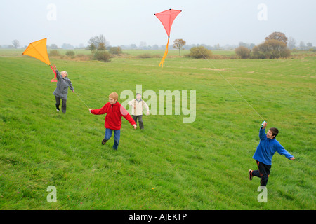 Großeltern und ihre Enkel sind Drachen zusammen fliegen. Stockfoto