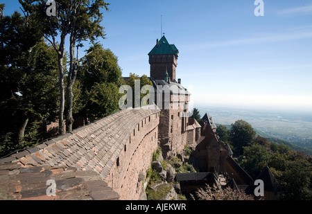 Haut Koenigsbourg Schloss erbaut im XII Jahrhundert in der Nähe von Orschwiller mit Blick auf die Rheinebene Stockfoto