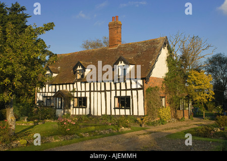 Ein altes tudor-Stil Holz gerahmte Landhaus in Suffolk Dorf der großen Barton, UK, erbaut Mitte des 17. Jahrhunderts Stockfoto