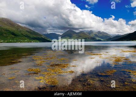 Die fünf Schwestern Bergen reflektiert auf Loch Duich In Glen Shiel, Wester Ross West Schottland, Vereinigtes Königreich Stockfoto