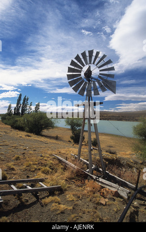 Windmühle auf der abgelegenen Estancia am Ufer des Flusses La Leona in der Nähe von El Chalten, Patagonien, Argentinien Stockfoto