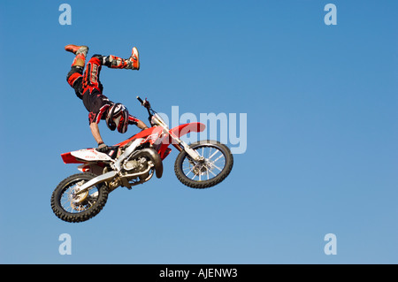 Freestyle-Motocross Racer durchführen Stunt in Luft Stockfoto