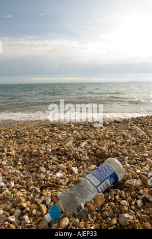 Plastikflasche wurde an einem Kieselstrand angespült Stockfoto