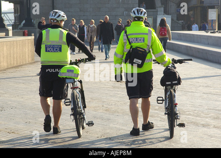 Londoner City Fahrrad Polizei Polizisten demontiert für Fuß Patrouille auf der Südseite der Themse in der Nähe von Tower Bridge und Rathaus Stockfoto