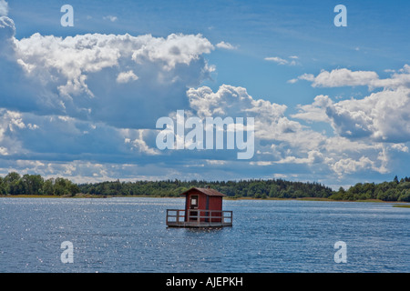 SCHWEDEN STOCKHOLM ARCHIPEL NORRÖRA INSEL BADEN HAUS AUF DEM WASSER Stockfoto