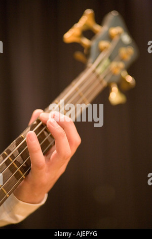 Junger Mann, Bass-Gitarre spielen Stockfoto