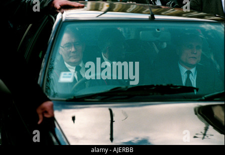 Gangster Ronnie Krays Beerdigung in Bethnal Green im East End von London. 1995-Zwillingsbruder Reggie in Polizeiauto Stockfoto