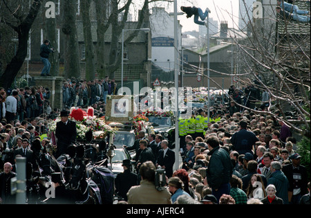 Gangster Ronnie Krays Beerdigung in Bethnal Green im East End von London. 1995 Stockfoto