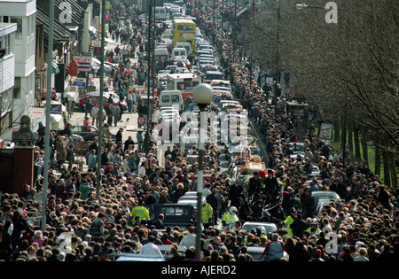 Gangster Ronnie Krays Beerdigung in Bethnal Green im East End von London. 1995 Stockfoto