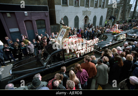 Gangster Ronnie Krays Beerdigung in Bethnal Green im East End von London. 1995 Stockfoto