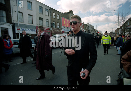 Gangster Ronnie Krays Beerdigung in Bethnal Green im East End von London. 1995 Stockfoto