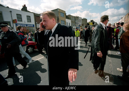 Gangster Ronnie Krays Beerdigung in Bethnal Green im East End von London. 1995 Stockfoto