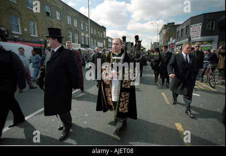 Gangster Ronnie Krays Beerdigung in Bethnal Green im East End von London. 1995 Stockfoto