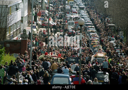 Gangster Ronnie Krays Beerdigung in Bethnal Green im East End von London. 1995 Stockfoto