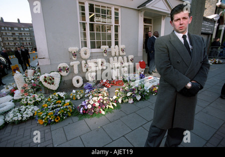 Gangster Ronnie Krays Beerdigung in Bethnal Green im East End von London. 1995 Stockfoto