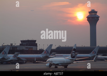 O Hare International Airport Chicago Illinois USA Sonnenuntergang Kontrollturm Stockfoto