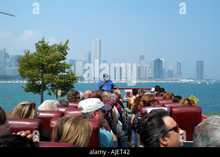 Reiten auf einem Opendeck Tourbus Innenstadt auf dem Weg rund um Chicago Illinois Midwest USA Touristen Stockfoto