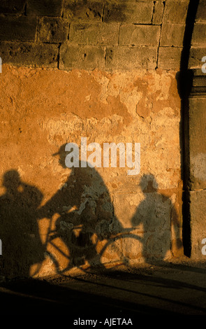 Essaouira die Schatten eines Fahrrades an der Wand Stockfoto