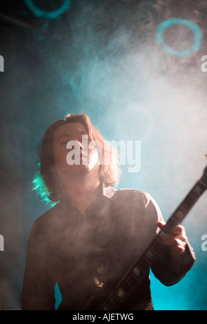 Junger Mann, Bass-Gitarre auf der Bühne spielen Stockfoto