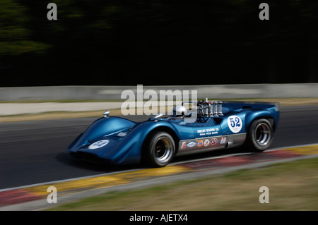 Joseph DiLoreto Rennen sein 1968 McLaren M6B Can-Am Auto bei der 2006 Kohler International Challenge mit Brian Redman Stockfoto