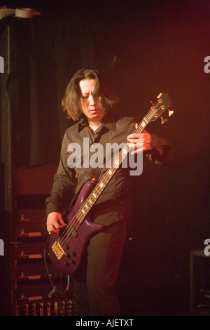 Junger Mann, Bass-Gitarre auf der Bühne spielen Stockfoto