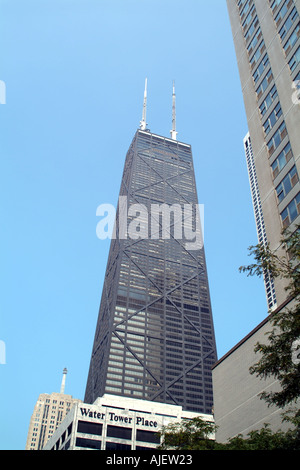 Chicago Illinois USA das John Hancock Center überragt Water Tower Place Stockfoto