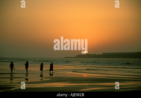 eine Gruppe von Frauen spazieren am Strand von Essaouira Stockfoto