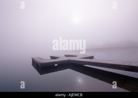 Angelsteg im Nebel bei Sonnenaufgang Stockfoto