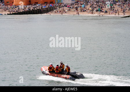 RNLI-Rettungsboot patrouillieren die Küstenlinie in Eastbourne Strand Sussex UK R N L ich inshore Rettungsboot Modell d 603 Stockfoto