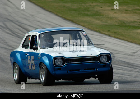 Karen Perrin Rennen ihr 1969 Ford Escort RS1600 bei der 2006 Kohler International Challenge mit Brian Redman in Road America Stockfoto