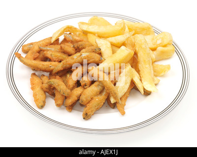 Platte der Shop gekauft frische leckere Whitebait und Chips gegen einen weißen Hintergrund mit Freistellungspfaden und keine Leute Stockfoto