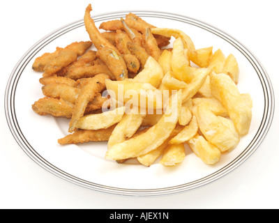 Platte der Shop gekauft frische leckere Whitebait und Chips gegen einen weißen Hintergrund mit Freistellungspfaden und keine Leute Stockfoto