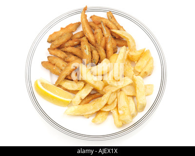 Platte der Shop gekauft frische leckere Whitebait und Chips gegen einen weißen Hintergrund mit Freistellungspfaden und keine Leute Stockfoto