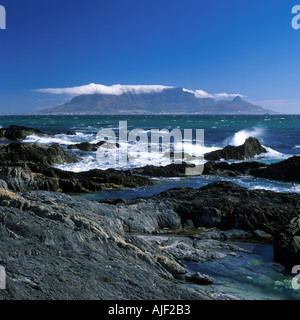 Tafelberg mit einer Tischdecke von Cloud und Kapstadt in Südafrika Table Bay Stockfoto