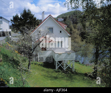 Malerische weiß lackierten Holz haus, Dorf von Sokndalstrand, Rogaland, Norwegen. Stockfoto