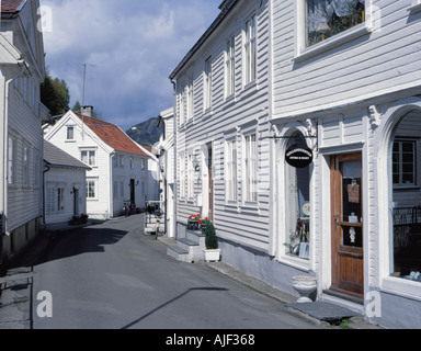 Schöne alte weiß lackiert traditionellen Holzhäusern, Hollanderbyen, Flekkefjord, Vest-Agder, Norwegen. Stockfoto