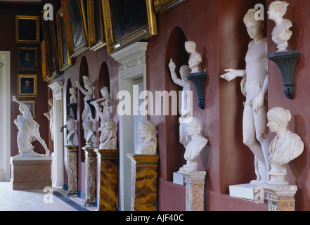 Klassischen Statuen in den Nischen auf Sockeln und an den Wänden in der Nordempore Petworth House West Sussex Stockfoto