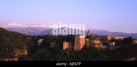 Alhambra-Palast bei Sonnenuntergang vom Mirador San Nicolas Granada Andalusien Spanien Stockfoto