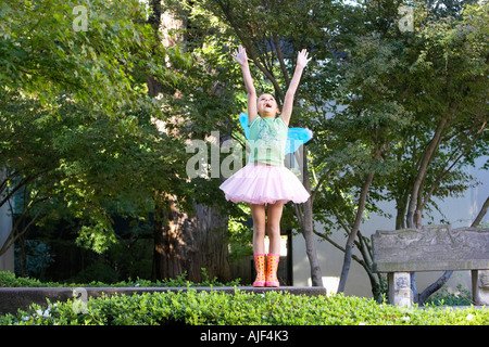Mädchen tragen Tutu und Fee Flügel spielen im park Stockfoto