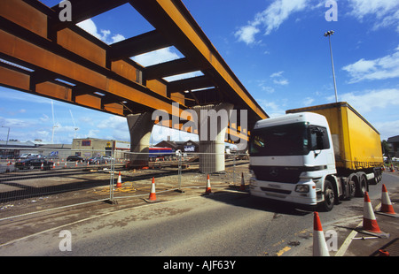LKW bestehen unter Bau der Straßenüberführung Straßenbrücke über den Fluss Aire am südlichen Punkt Leeds Yorkshire uk Stockfoto