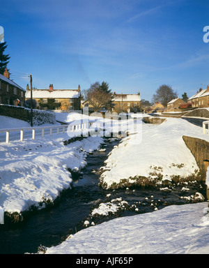 Hutton Beck durchströmenden Hutton-le-Loch umgeben von Winterschnee North Yorkshire Moors UK Stockfoto