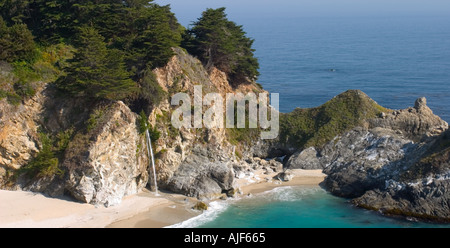 McWay Falls Klippen und Pazifischen Ozean Julia Pfeiffer Burns State Park California Stockfoto